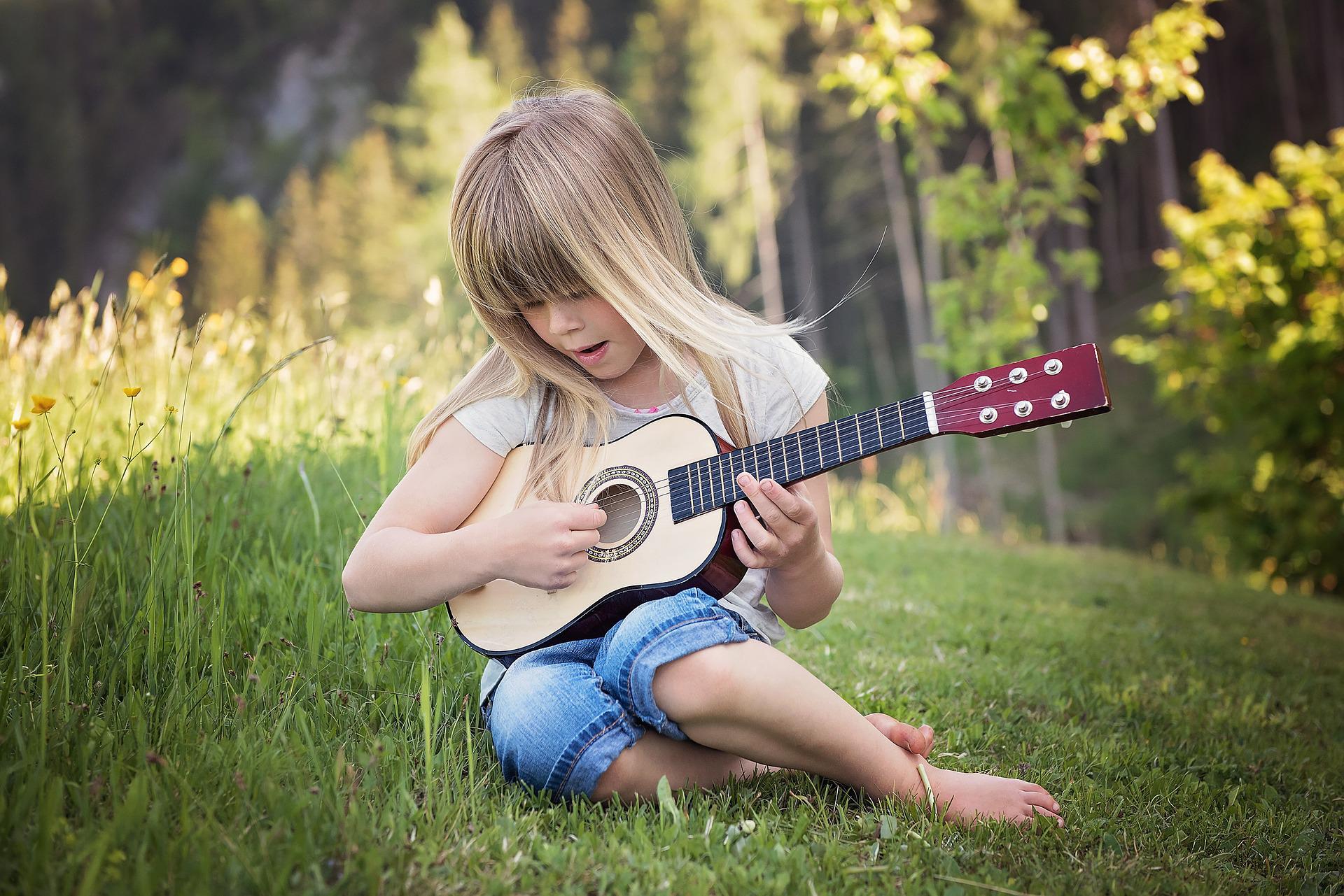 Kind mit Gitarre 