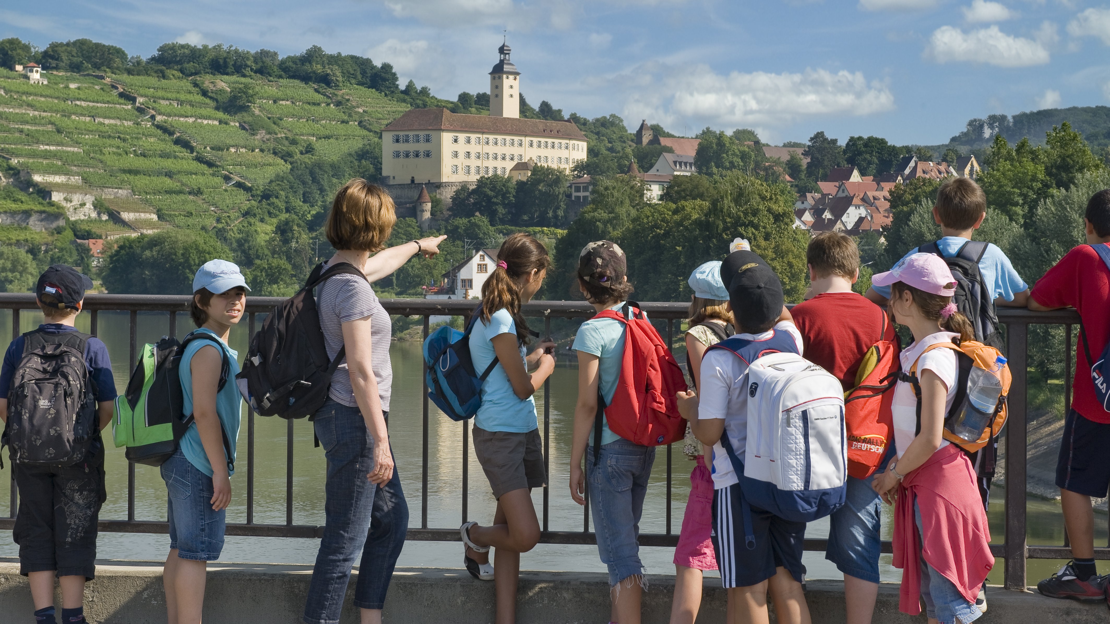 Kinder an der Schleuse am Neckar