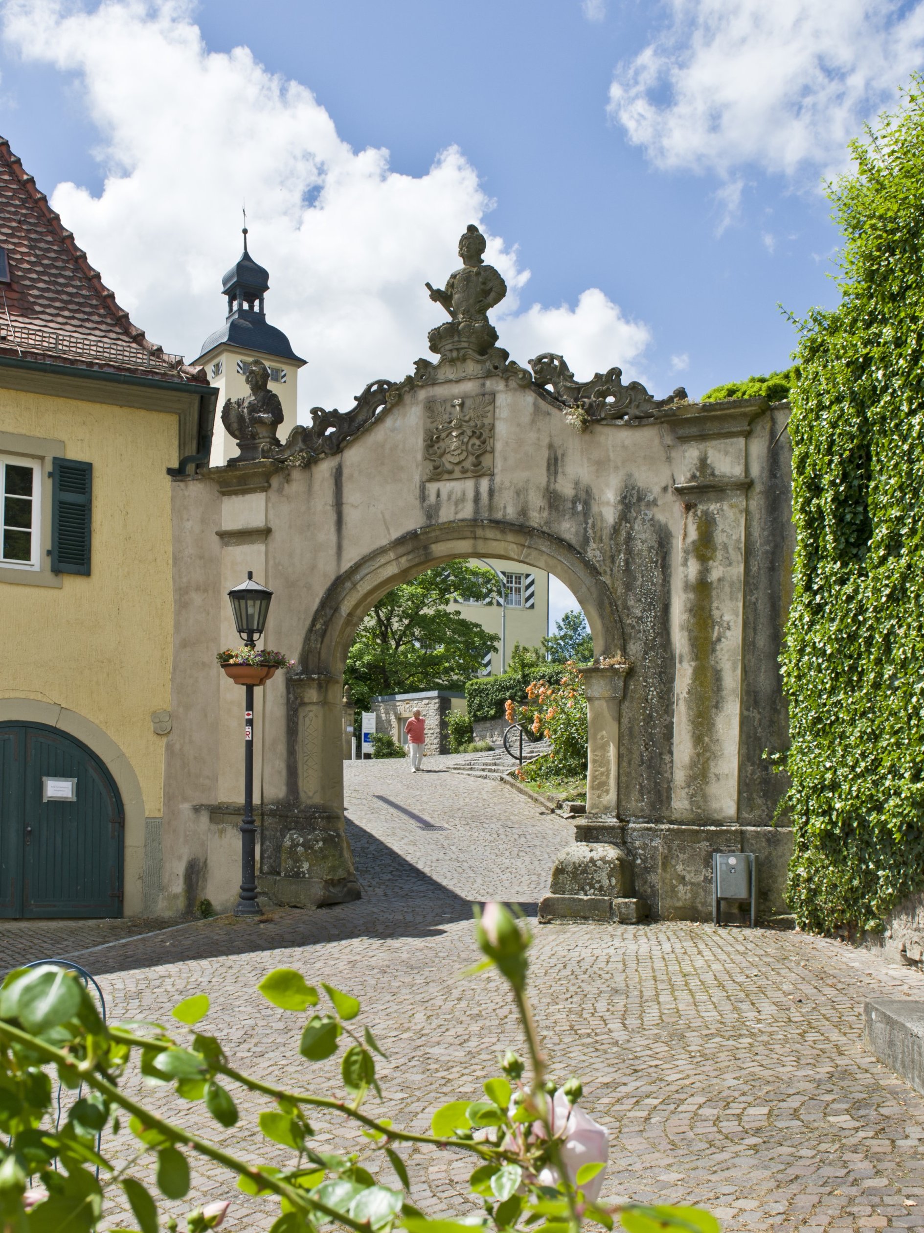 Torbogen mit Blick auf Schloss Horneck